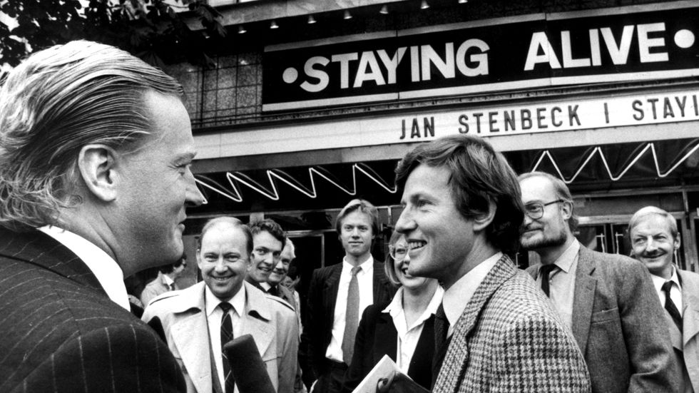  Jan Stenbeck ses här anlända till en extra-bolagsstämma för bolaget Kinnevik i oktober 1983 på biografen Draken i Stockholm. När denna stämma var över hade Stenbeck tagit kontroll över företaget.