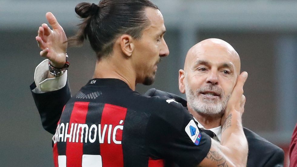 Milans tränare Stefano Pioli, till höger, hyllar Zlatan Ibrahimovic. Arkivbild.