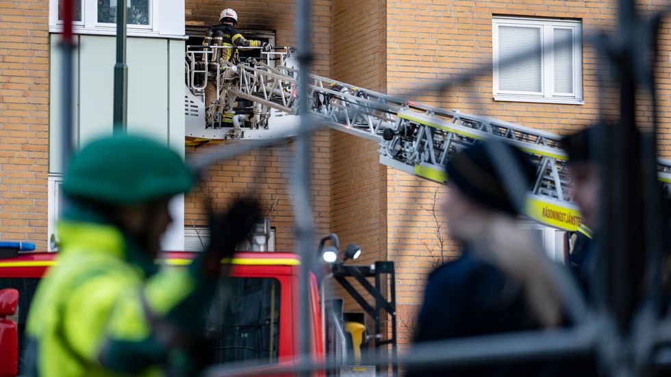 Räddningstjänst på plats vid lägenhetsbranden på Limhamn på lördagen.