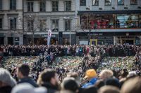 Klockan 14.53 på söndagen höll man en tyst minut på Sergels torg för att hedra offren.