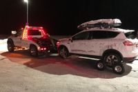 Bärgarna har bråda dagar i sportlovstider. Här får en bil hjälp efter en kollision på E14 utanför Duved i Jämtland.