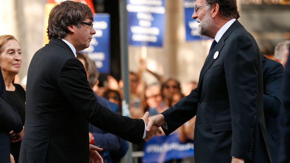 Kataloniens regionpresident Carles Puigdemont (t v) med Spaniens premiärminister Mariano Rajoy, som ännu inte har berättat hur folkomröstningen den 1 okt ska kunna stoppas. Arkivbild.