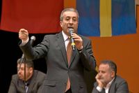Mehmet Mehdi Eker talar på valmötet i Fittja.