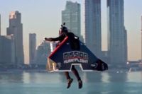 Se när jetmannen flyger över Dubai