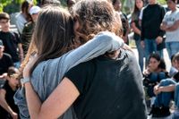På måndagseftermiddagen hade ett 70-tal personer slutit upp för att sörja den tolvåriga flicka som natten till söndag sköts till döds i Botkyrka.