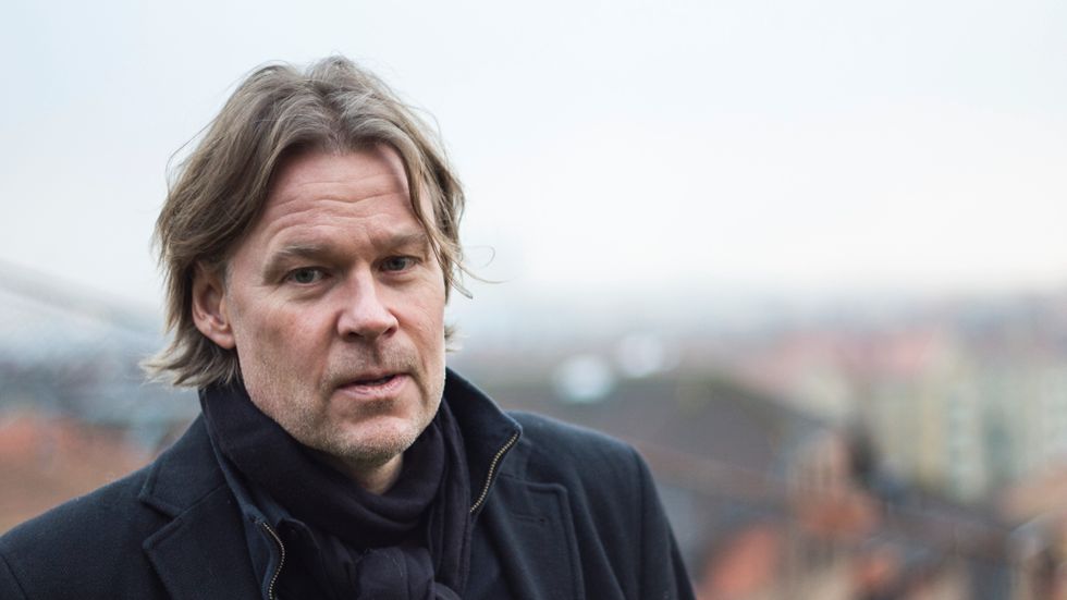 Jörgen Lind, född 1966 och bosatt i Göteborg, har ett långt poetiskt författarskap bakom sig. Senast gav han ut Vita kommun , som belönades med Sveriges Radios lyrikpris 2015.