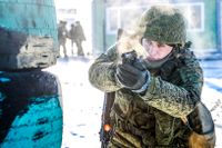 En rysk soldat öppnar eld vid skjutfältet Kadamovskij i Rostovregionen före jul.