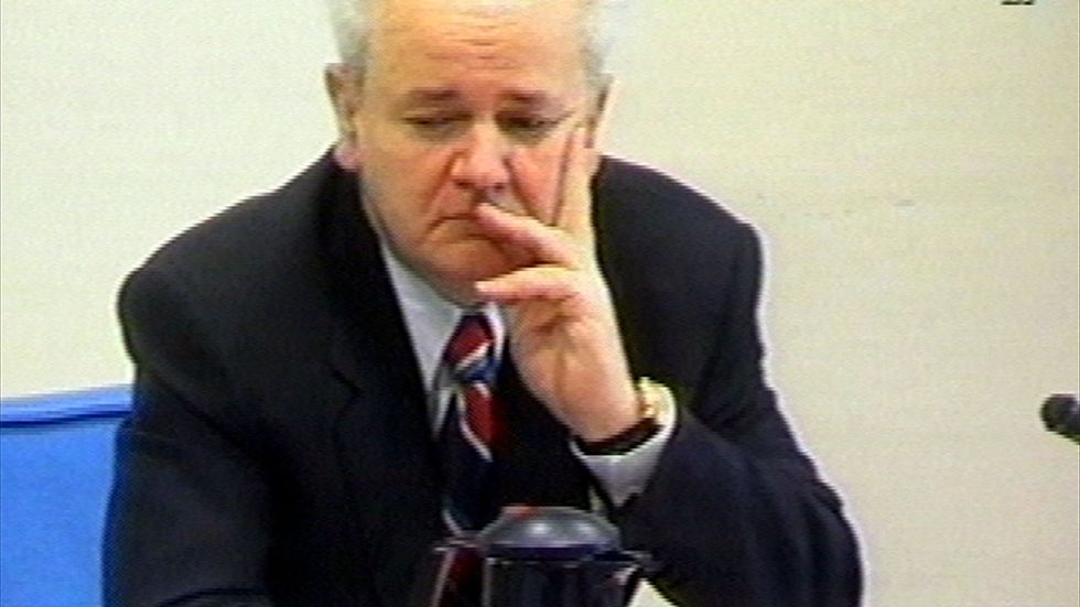 Serbiens tidigare ledare Slobodan Milosevic inför FN-domstol i Haag 2002. Milosevic avled i fängelse under rättegången. Arkivbild.