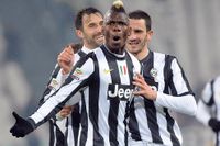Juventus Paul Pogba målfirar ihop med Leonardo Bonucci och Mirko Vucinic i Turin.
