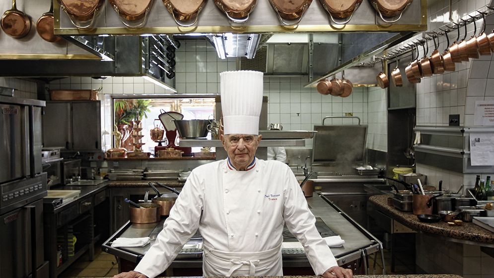 Paul Bocuse i köket på sin trestjärninga restaurang  L'Auberge du Pont de Collonges utanför Lyon.