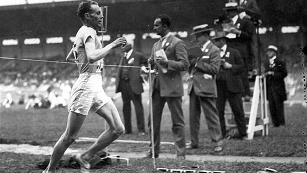 Finnen Paavo Nurmi springer in som segrare på 1500 m finalen i Paris OS 1924.