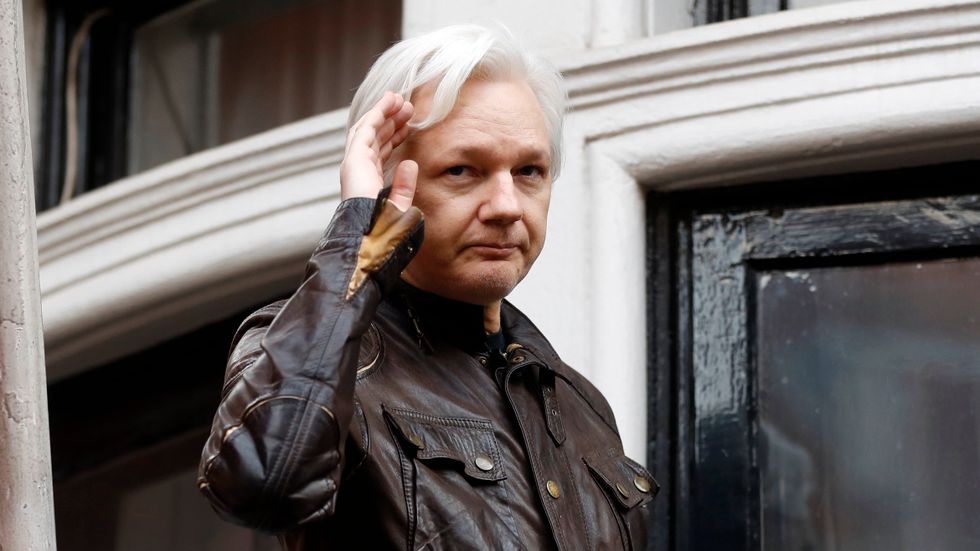 Julian Assange på Ecuadors ambassads balkong i maj 2017. 