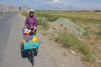 Kristina på väg mot Maku, med berget Ararat i ryggen.