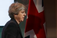 Storbritanniens premiärminister Theresa May tog tillfället i akt efter terrordådet i Manchester och krävde tuffare regler som tvingar internetleverantörer att ta bort extremistiskt material.