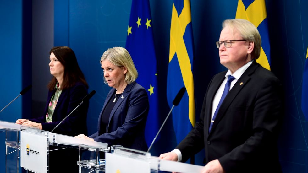 Utrikesminister Ann Linde, statsminister Magdalena Andersson och försvarsminister Peter Hultqvist kommenterar Rysslands attack mot Ukraina, vid en pressträff i Rosenbad.