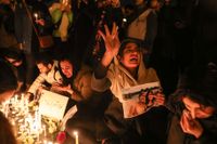 Människor i Teheran tänder ljus för de döda i flygkraschen.