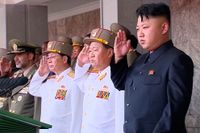Kim Jong Un, Nordkoreas ledare, tillsammans med andra regeringsmän i Pyongyang.