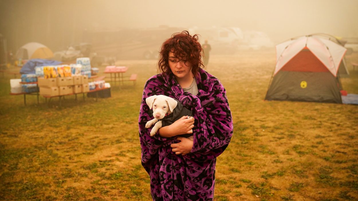 Shayanne Summers håller sin hund Toph vid ett evakueringsläger i Portland, Oregon.