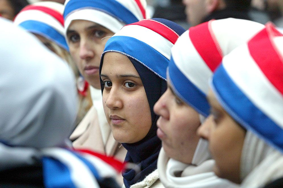Unga muslimska kvinnor protesterar mot den franska regeringens planer att förbjuda religiösa symboler.