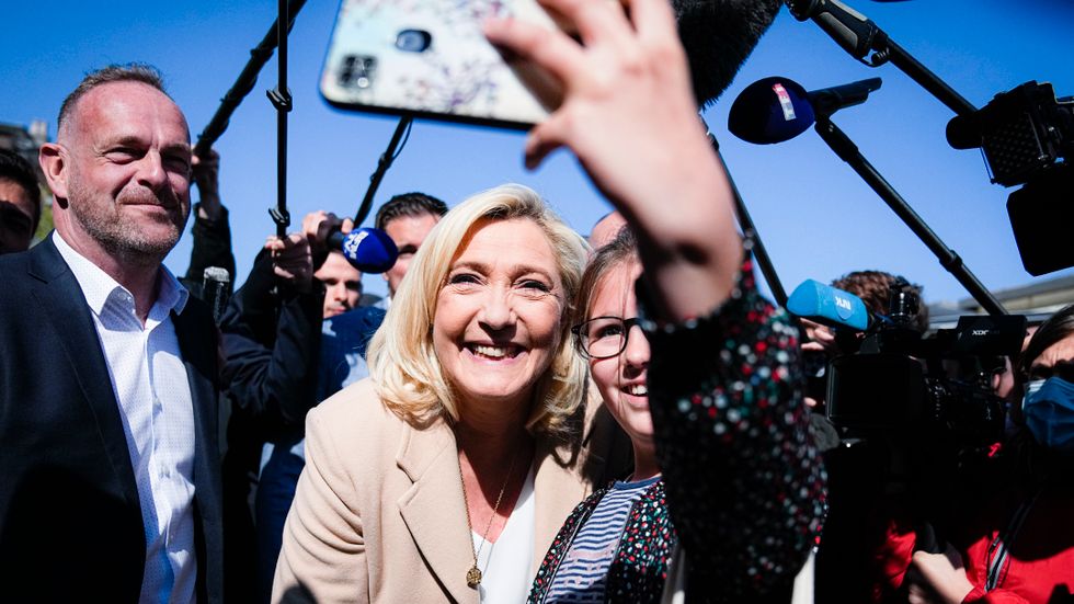 Marine Le Pen låter en anhängare i Étaples i norra Frankrike ta en selfie inför söndagens val. 