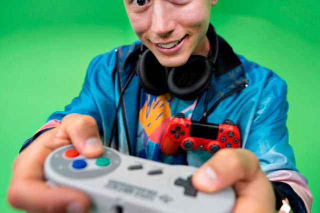 Alex tycker själv om att spela tv-spel, och började spela mer när han började spela in ”Gamingdrömmar”.
