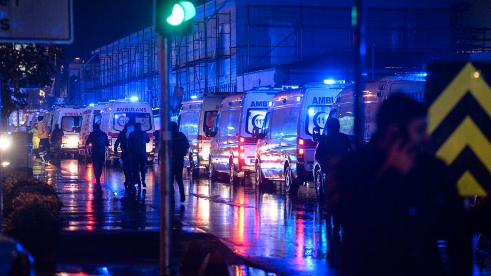 Ett terrordåd mot nyårsfirare på en nattklubb i Istanbul har dödat minst 39 personer.