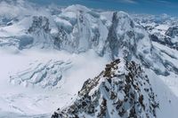 Delar av en glaciär på berger Mont Blanc i Alperna är nära kollaps. Arkivbild.