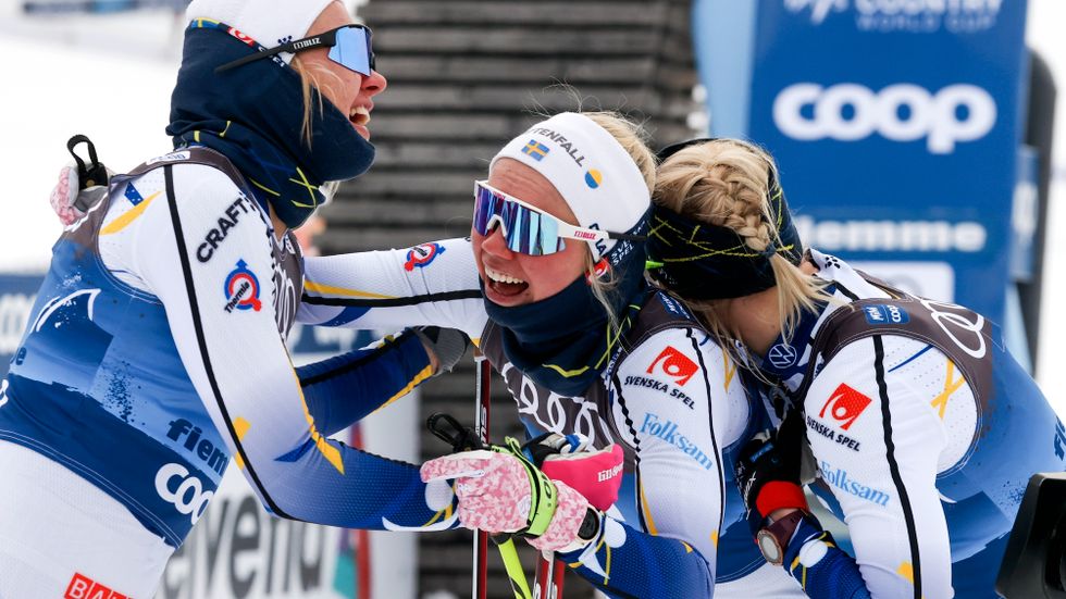 Svensk glädje efter trippelsegern i lördagens tävling. Linn Svahn segrade före Maja Dahlqvist och Emma Ribom.