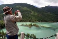Kinesiska myndigheter betalar turister för att besöka våldsdrabbade Xinjiang.