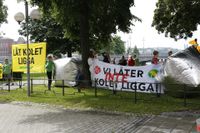 Greenpeace demonstrerar efter pressträffen på Rosenbad där regeringen sa ja till Vattenfalls försäljning av den tyska brunkolsverksamheten.