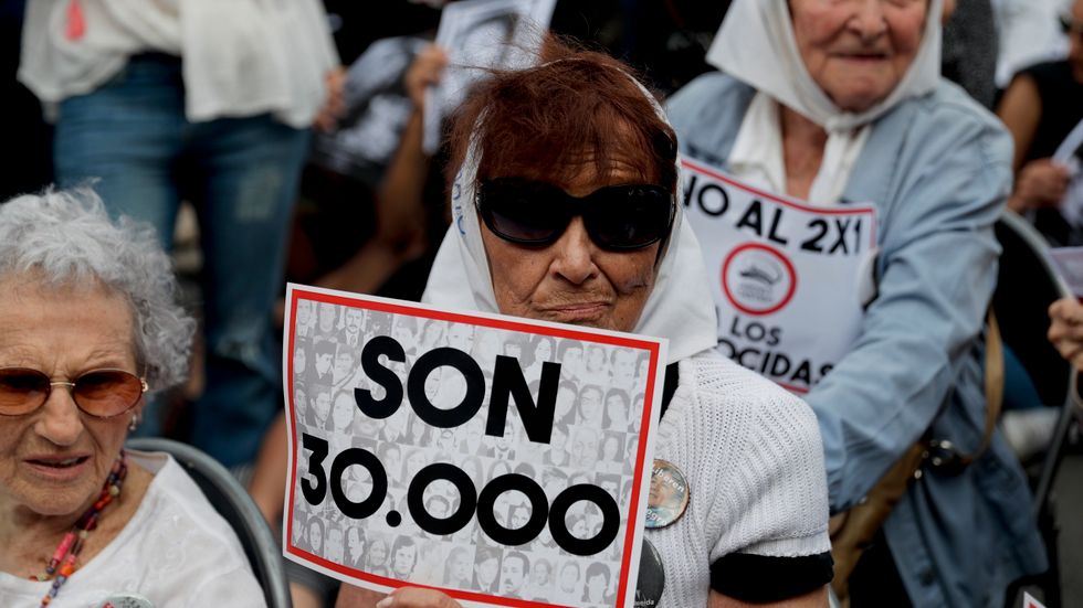 "De är 30 000". En demonstrerande kvinna belyser hur många det är som försvann under diktaturåren i Argentina, utanför en rättegång som hölls i Buenos Aires 2017. Arkivbild.
