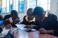 De lokala kodklubbarna riktade mot barn är populära i Johannesburg i Sydafrika. På bilden syns elever från skolan Mikateka Primary.