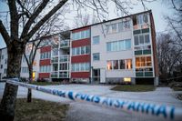 Polisavspärrning vid ett bostadshus i Örebro där en skarp sprängladdning hittades i går.