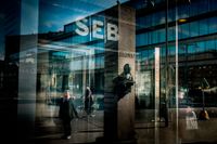Banken SEB har kontor i Stockholm med reflexer och reflektioner i skyltfönstret.