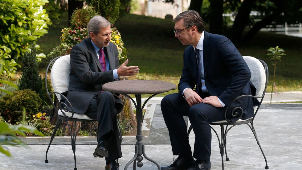 EU:s utvidgningskommissionär Johannes Hahn (till vänster) träffar flitigt Serbiens president Aleksandar Vucic och andra ledare från de länder på Balkan som hoppas på framtida EU-medlemskap. Arkivfoto.