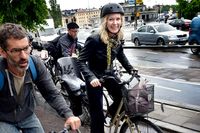 Anette Walldén, som cyklar till och från jobbet varje dag, tycker att vissa gator är obehagliga att cykla på. Götgatan är ett sådant exempel där cykelbanorna går mitt i gatan, utanför parkerade bilar. 
”En bekant fick en bildörr i ansiktet. Hon blev av med sina framtänder”, säger Anette Walldén.