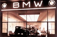 BMW började tillverka lågprisbilen Dixi 1928, som här säljs i Berlin året därpå.