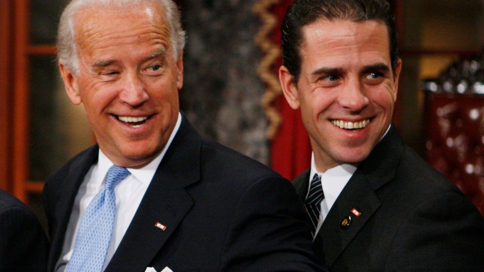 USA:s dåvarande vicepresident Joe Biden, vänster, och sonen Hunter i januari 2009. 