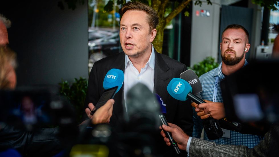 Elon Musk är vd för Tesla, men är på väg att köpa Twitter.