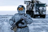 En rysk soldat vaktar ett mobilt luftvärn på Kotelnyjön, som ingår i Nysibiriska öarna i Norra ishavet.