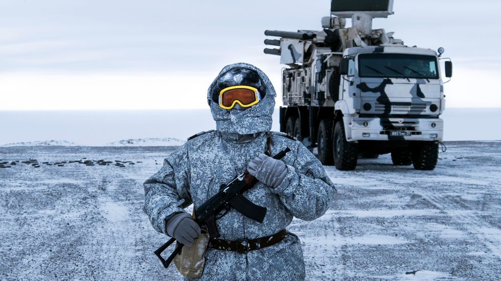 En rysk soldat vaktar ett mobilt luftvärn på Kotelnyjön, som ingår i Nysibiriska öarna i Norra ishavet.