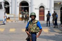 En soldat från lankesiska flottan vaktar utanför en kyrka i Colombo torsdag 25 april.