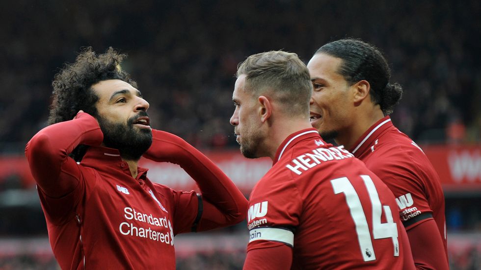 Lagkamraterna firar Mohamed Salah efter hans 2–0-mål mot Chelsea.