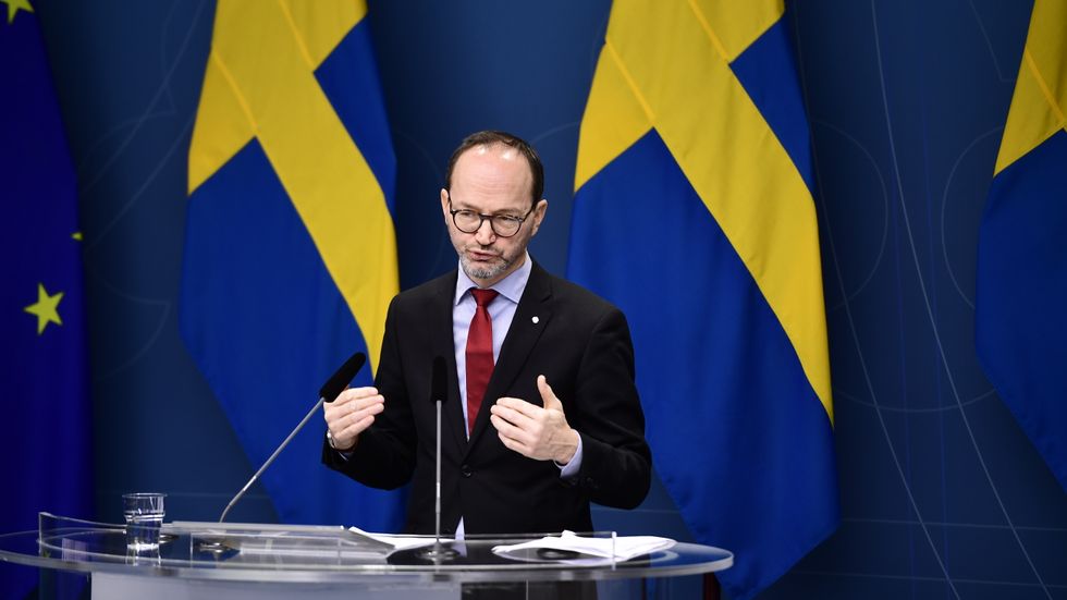 Infrastrukturminister Tomas Eneroth (S) presenterar åtgärder för mer ordning och reda på svenska vägar.