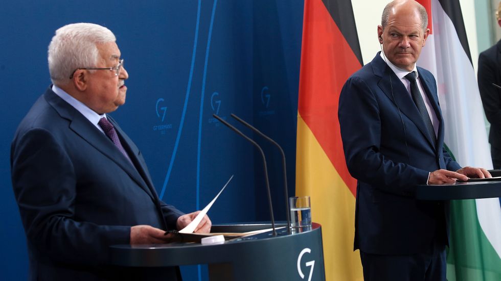 Palestinska presidenten Mahmoud Abbas och förbundskansler Olaf Scholz under en gemensam pressträff i Berlin på tisdagen.