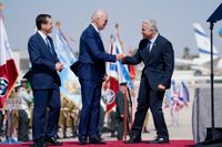 USA:s president Joe Biden hälsas välkommen till Israel av premiärminister Yair Lapid (till högre) och Israels president Isaac Herzog (till vänster).