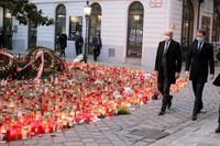 Österrikes förbundskansler Sebastian Kurz, till höger, krävde nya terrorlagar efter dådet i november förra året. Arkivbild.