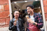 Italiensk glass – turisternas stora lycka.  Efter tre dagars rundvandring bland Roms ruiner får japanerna Tsubasa Kurokawa och Akihiko Nomura njuta av italiensk ”gelato”.