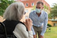 Erik Slottner besöker kulturevenemang för äldre, på "Hemmet för gamla". Här är han i samtal med Marianne Ebe, boende på hemmet. 