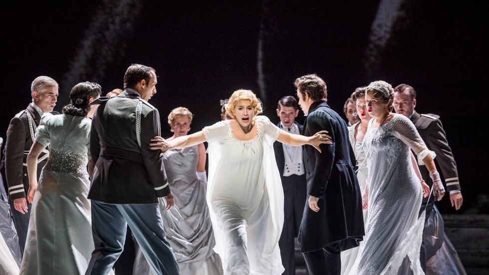 Ensemblen i ”Vanessa” på Glyndebourne operafestival. Här stormar Erika (Virginie Verrez) i andra aktens förlovningsfest ut i natten och får missfall. 